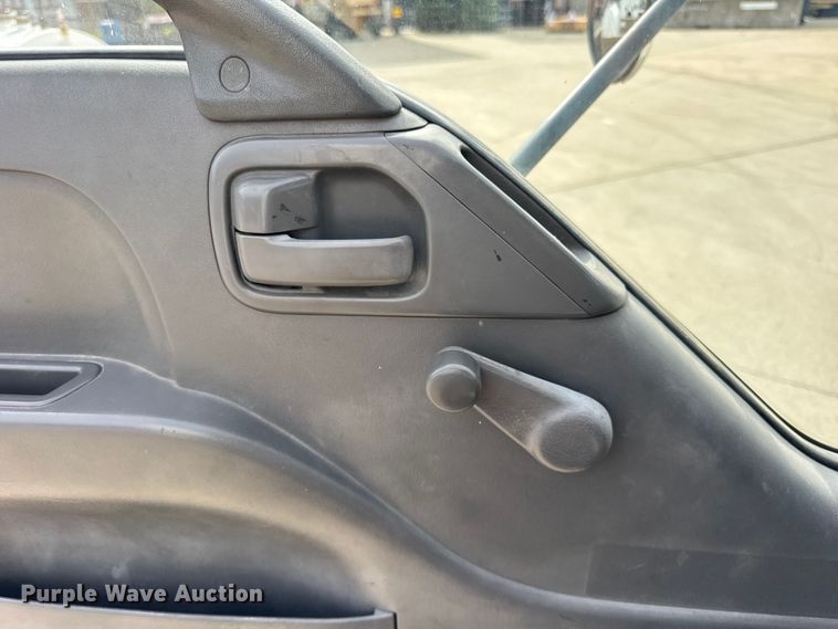 image for item ER0131 2002 Isuzu NQR flatbed truck