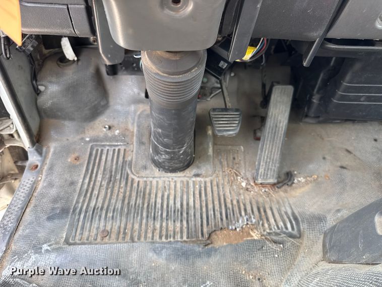 image for item ER0131 2002 Isuzu NQR flatbed truck