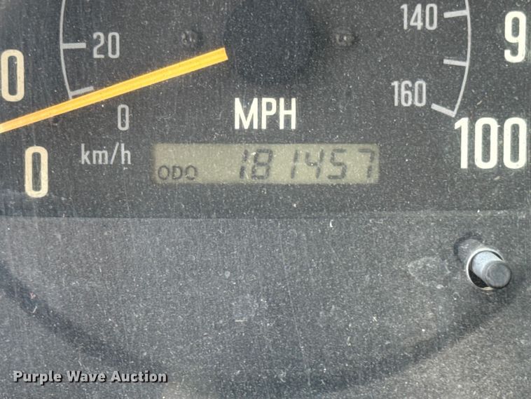 image for item ER0131 2002 Isuzu NQR flatbed truck