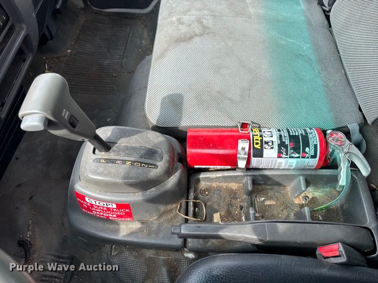 image for item ER0131 2002 Isuzu NQR flatbed truck