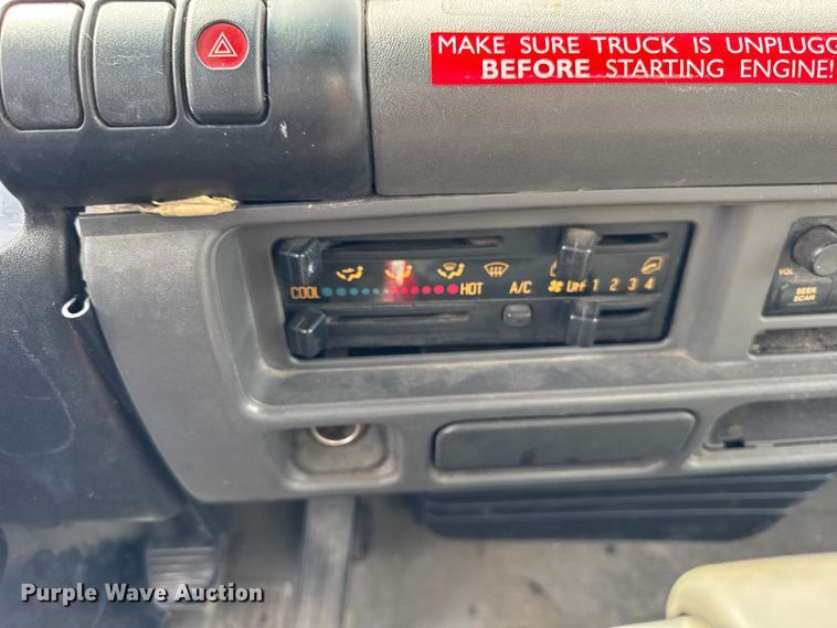 image for item ER0131 2002 Isuzu NQR flatbed truck