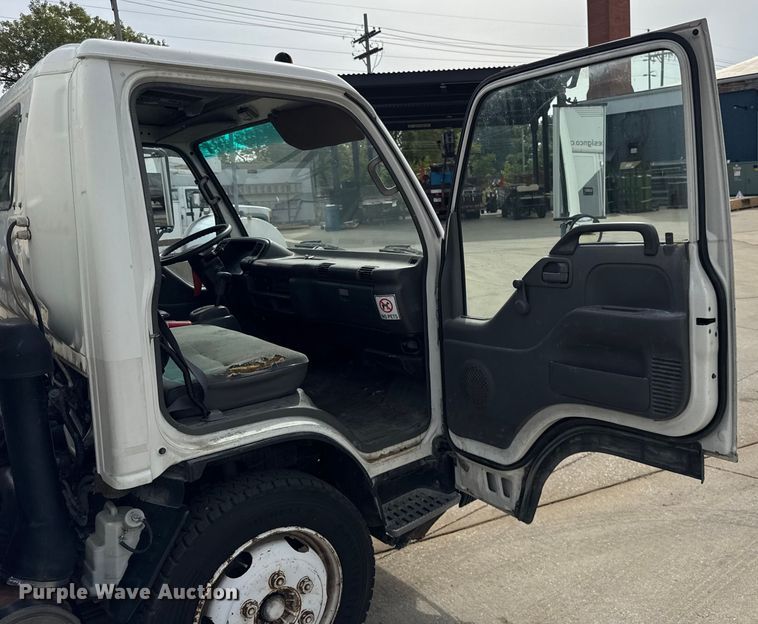 image for item ER0131 2002 Isuzu NQR flatbed truck