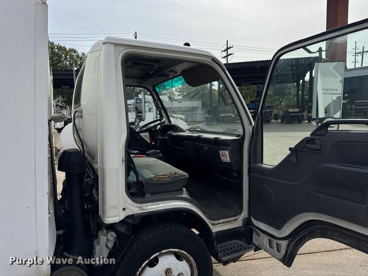 image for item ER0131 2002 Isuzu NQR flatbed truck