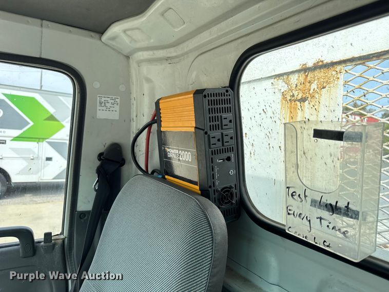 image for item ER0131 2002 Isuzu NQR flatbed truck