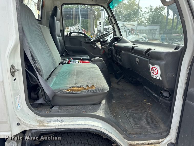 image for item ER0131 2002 Isuzu NQR flatbed truck