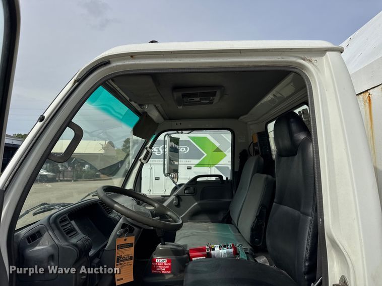 image for item ER0131 2002 Isuzu NQR flatbed truck