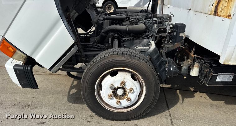 image for item ER0131 2002 Isuzu NQR flatbed truck