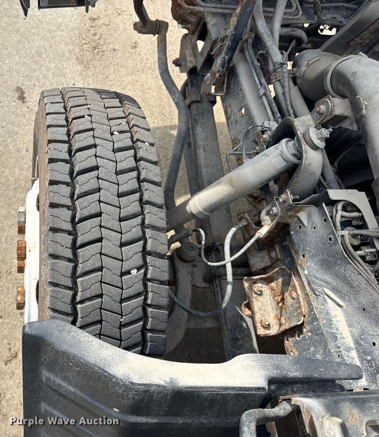 image for item ER0131 2002 Isuzu NQR flatbed truck