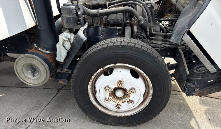 image for item ER0131 2002 Isuzu NQR flatbed truck