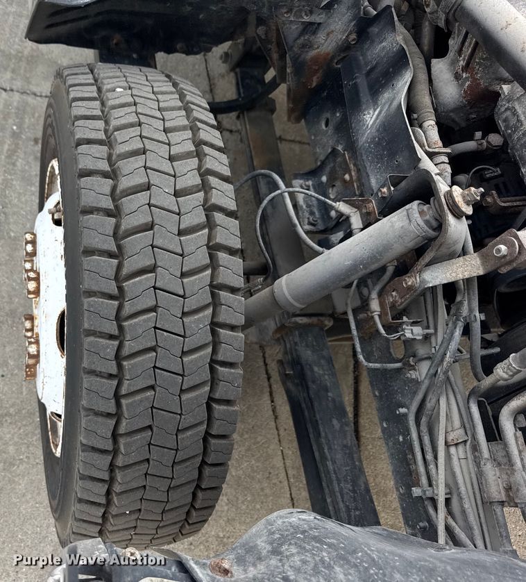 image for item ER0131 2002 Isuzu NQR flatbed truck