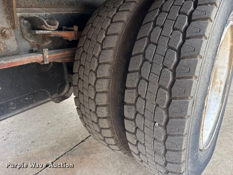 image for item ER0131 2002 Isuzu NQR flatbed truck