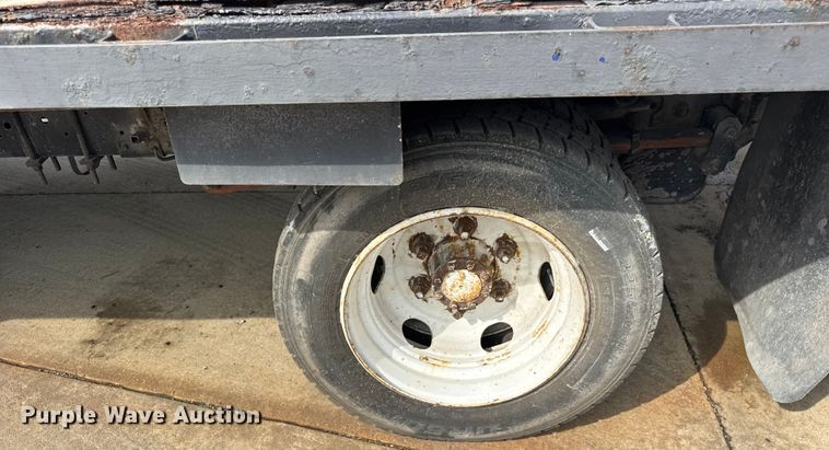 image for item ER0131 2002 Isuzu NQR flatbed truck