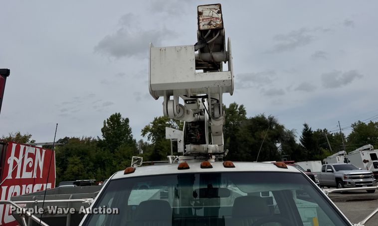 image for item ER0132 2000 GMC Sierra 3500 bucket truck