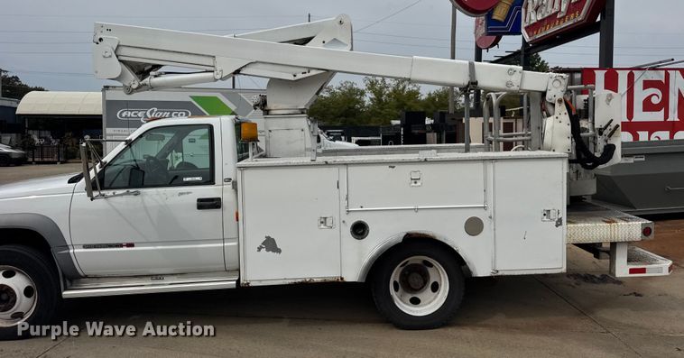 image for item ER0132 2000 GMC Sierra 3500 bucket truck