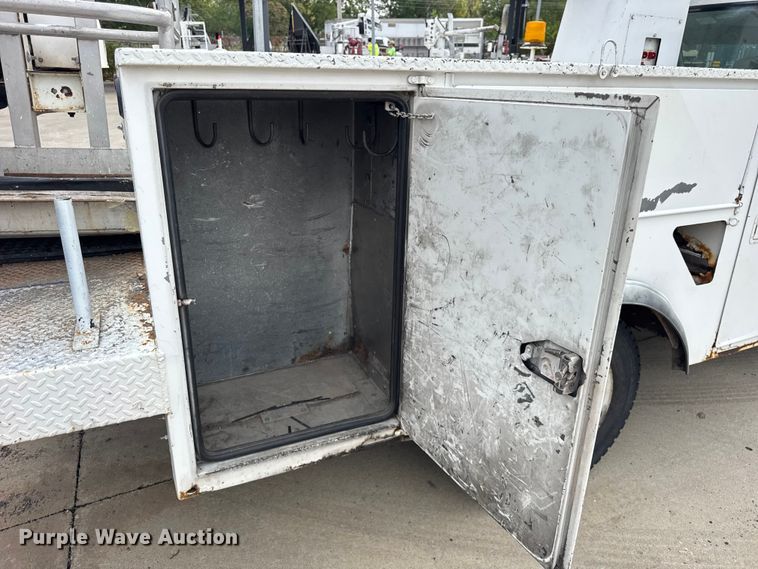 image for item ER0132 2000 GMC Sierra 3500 bucket truck