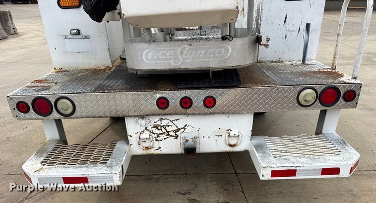 image for item ER0132 2000 GMC Sierra 3500 bucket truck