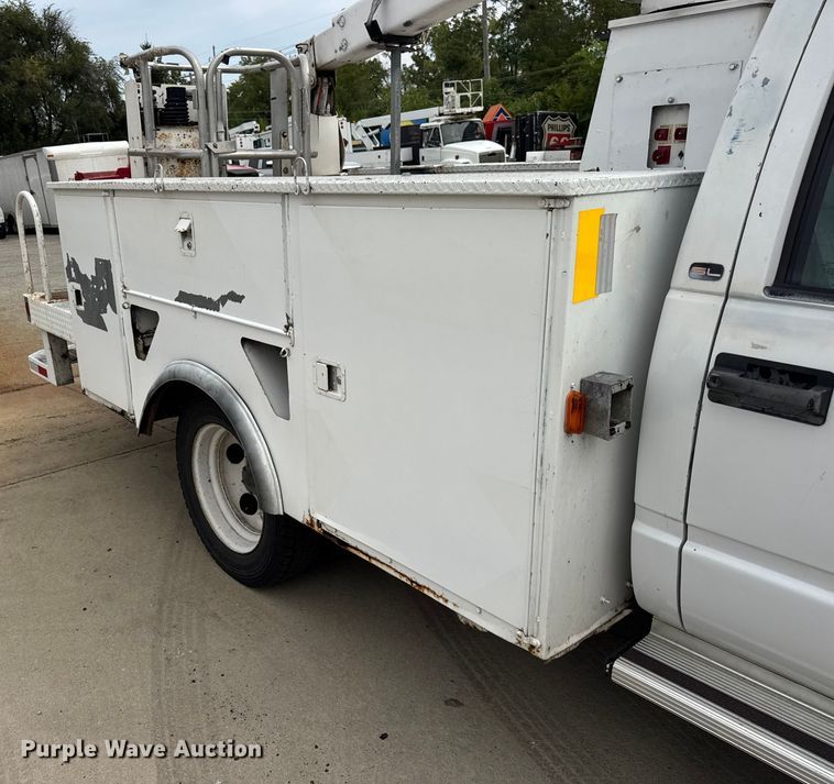image for item ER0132 2000 GMC Sierra 3500 bucket truck