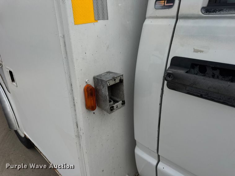 image for item ER0132 2000 GMC Sierra 3500 bucket truck