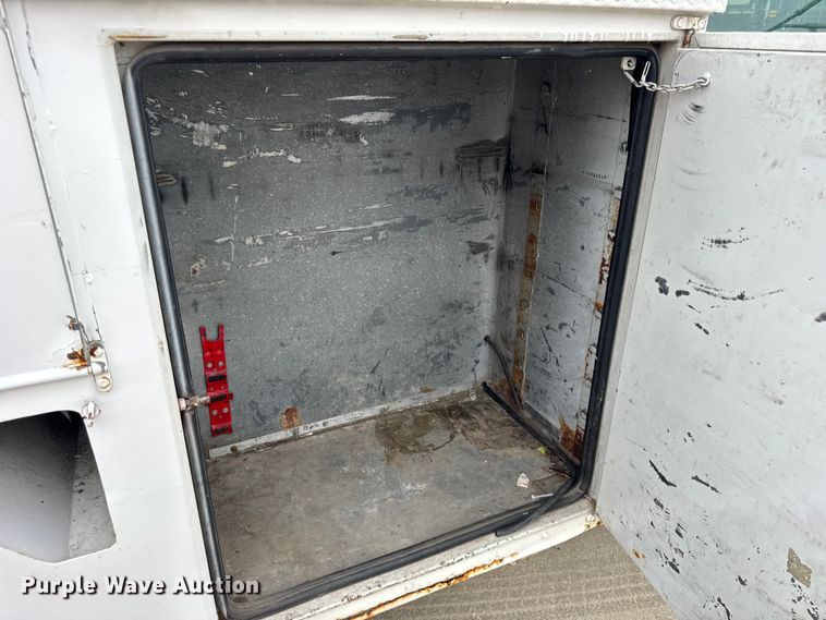 image for item ER0132 2000 GMC Sierra 3500 bucket truck