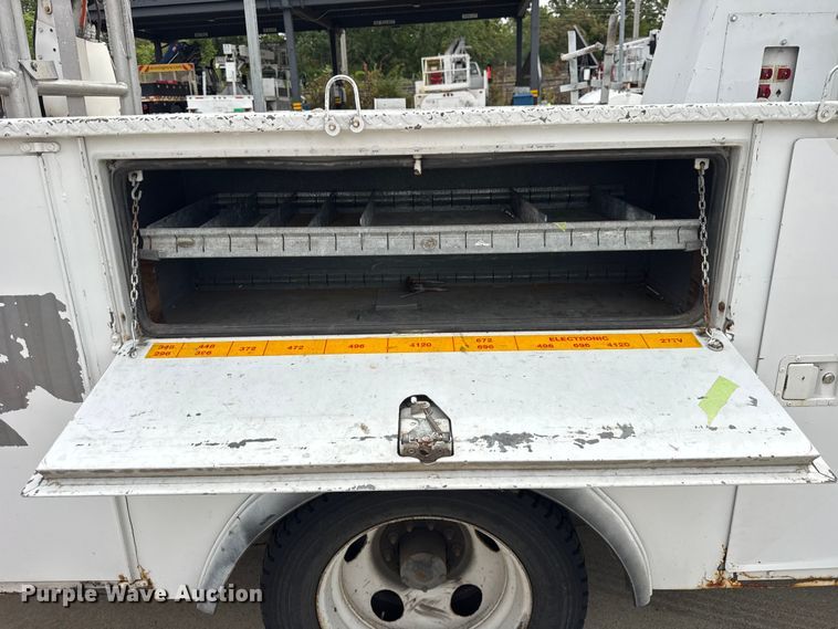 image for item ER0132 2000 GMC Sierra 3500 bucket truck