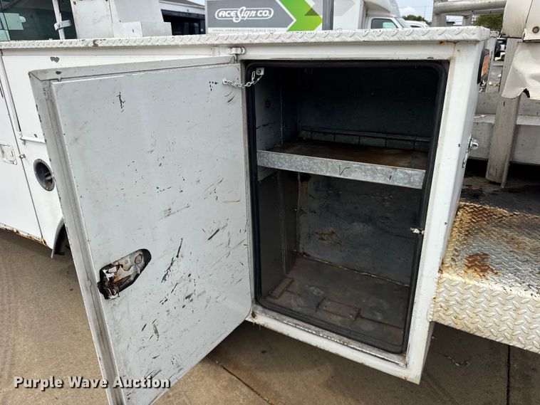 image for item ER0132 2000 GMC Sierra 3500 bucket truck