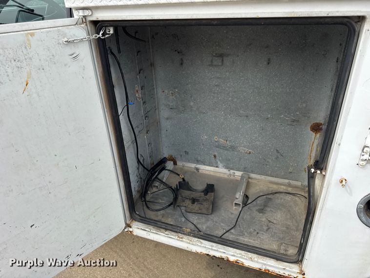 image for item ER0132 2000 GMC Sierra 3500 bucket truck