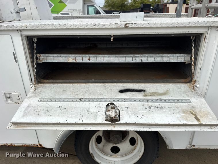 image for item ER0132 2000 GMC Sierra 3500 bucket truck