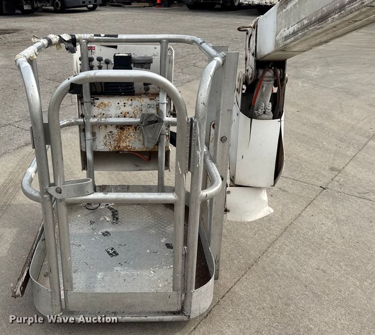 image for item ER0132 2000 GMC Sierra 3500 bucket truck