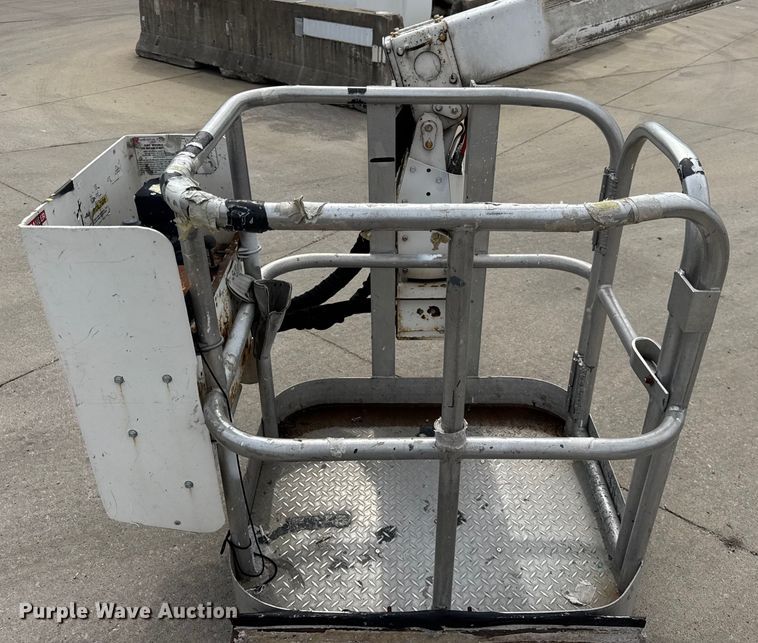 image for item ER0132 2000 GMC Sierra 3500 bucket truck