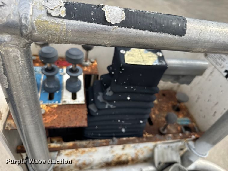 image for item ER0132 2000 GMC Sierra 3500 bucket truck