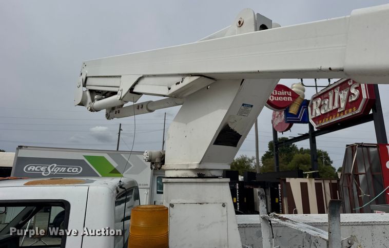 image for item ER0132 2000 GMC Sierra 3500 bucket truck