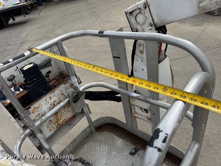 image for item ER0132 2000 GMC Sierra 3500 bucket truck