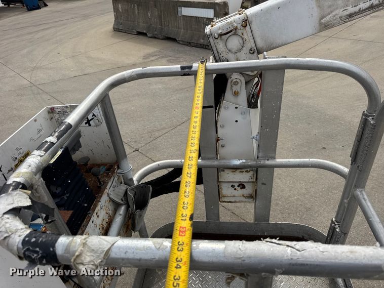 image for item ER0132 2000 GMC Sierra 3500 bucket truck