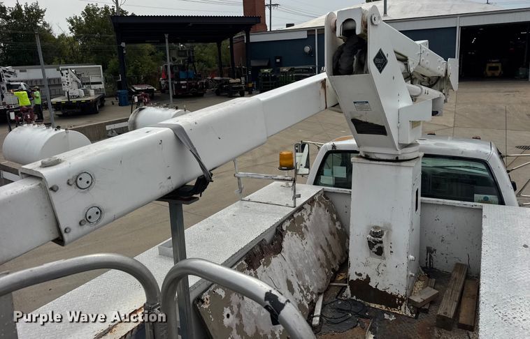 image for item ER0132 2000 GMC Sierra 3500 bucket truck