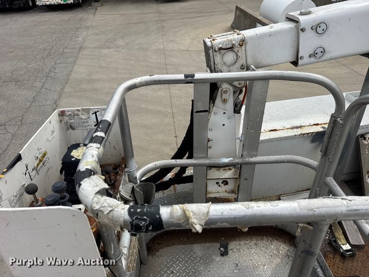 image for item ER0132 2000 GMC Sierra 3500 bucket truck