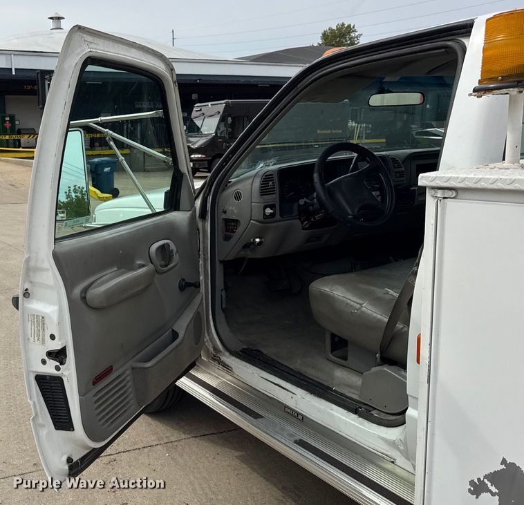 image for item ER0132 2000 GMC Sierra 3500 bucket truck