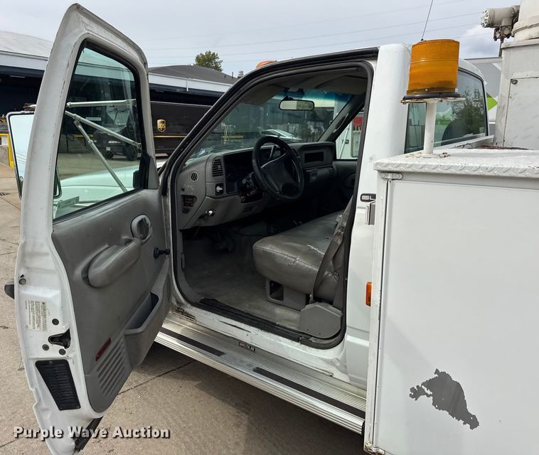 image for item ER0132 2000 GMC Sierra 3500 bucket truck