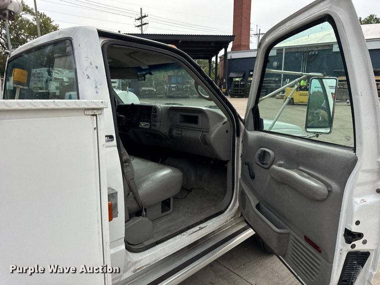 image for item ER0132 2000 GMC Sierra 3500 bucket truck