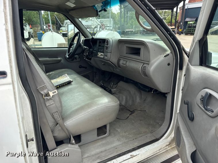 image for item ER0132 2000 GMC Sierra 3500 bucket truck