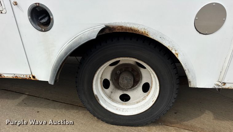 image for item ER0132 2000 GMC Sierra 3500 bucket truck