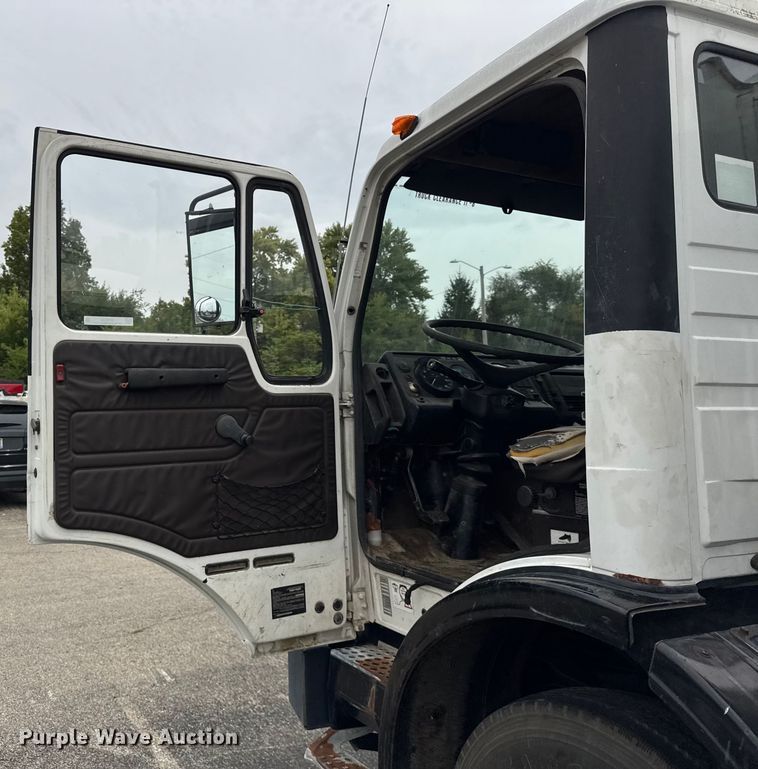 image for item ER0133 1989 Mercedes-Benz LP1419 flatbed truck