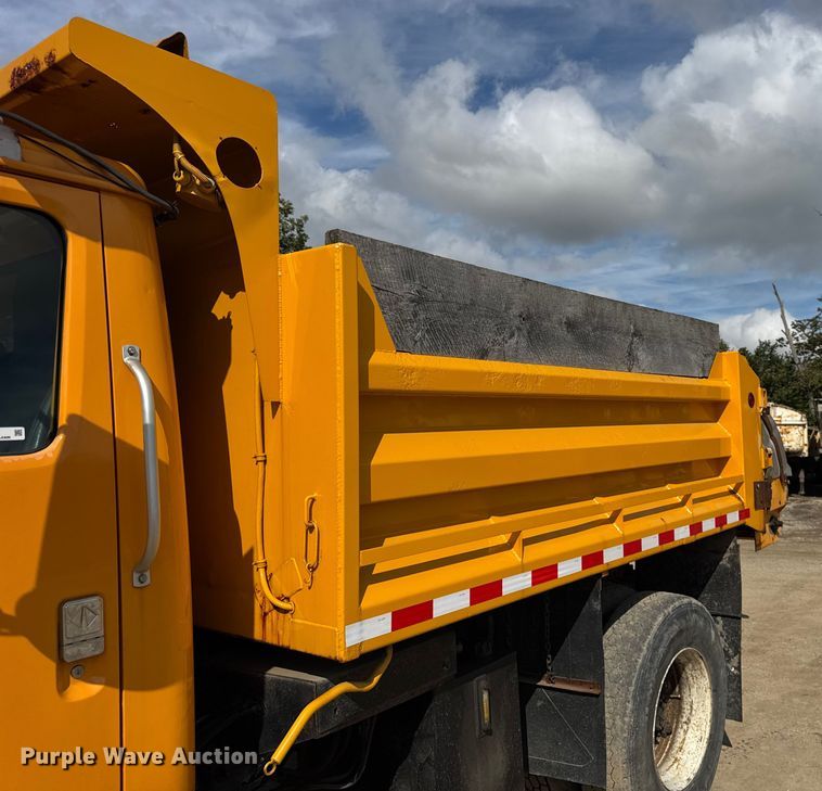 image for item ER0137 2000 International 4900 dump truck