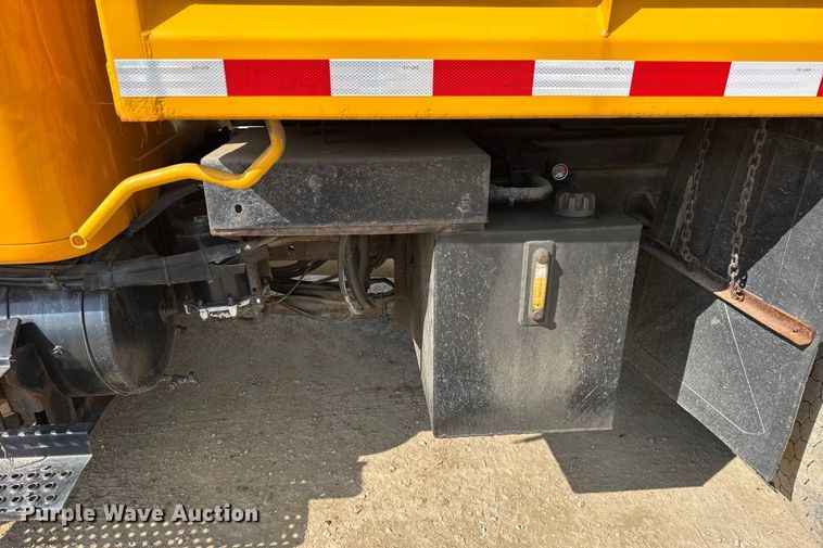 image for item ER0137 2000 International 4900 dump truck