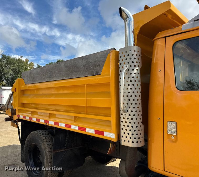 image for item ER0137 2000 International 4900 dump truck