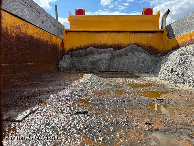 image for item ER0137 2000 International 4900 dump truck