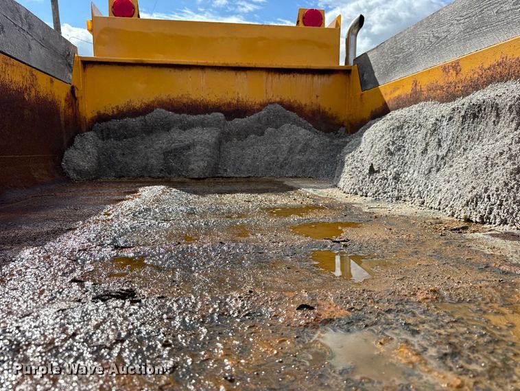 image for item ER0137 2000 International 4900 dump truck