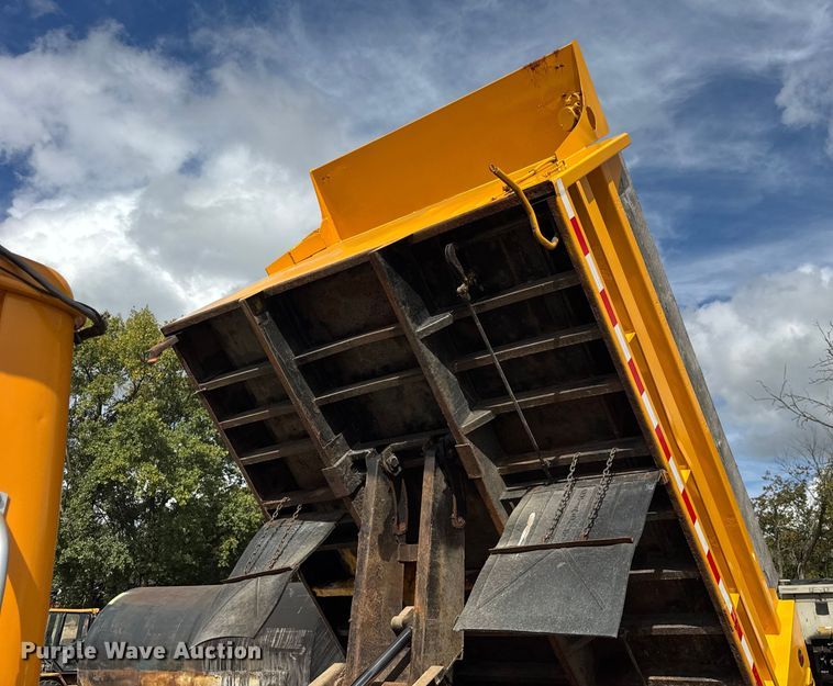 image for item ER0137 2000 International 4900 dump truck