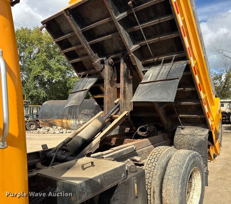 image for item ER0137 2000 International 4900 dump truck