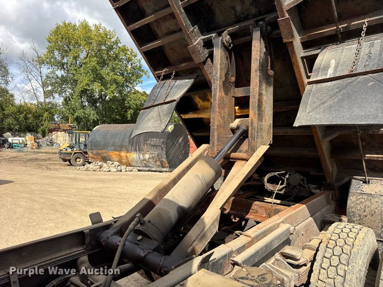 image for item ER0137 2000 International 4900 dump truck