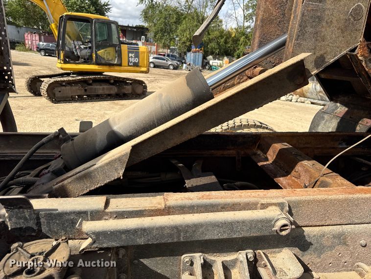 image for item ER0137 2000 International 4900 dump truck